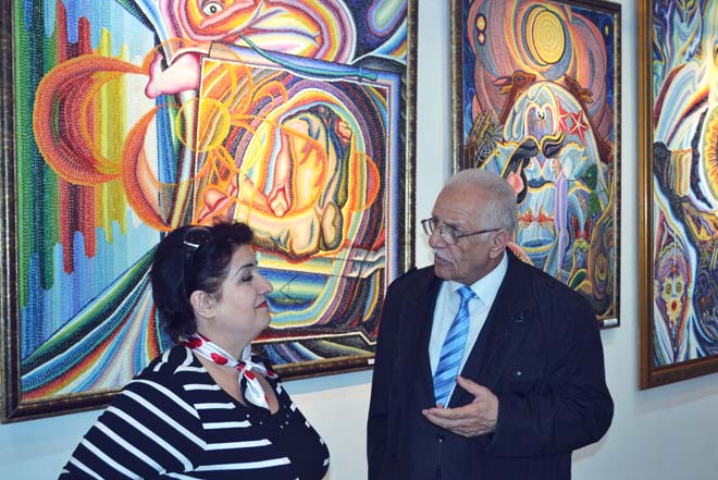 В Баку открылась выставка Сураи Муганлы - человеческие эмоции при помощи абстрактной деформации(ФОТО)