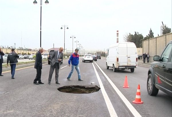 Дорожная полиция обратилась к водителям в связи с просадкой грунта на одном из проспектов Баку