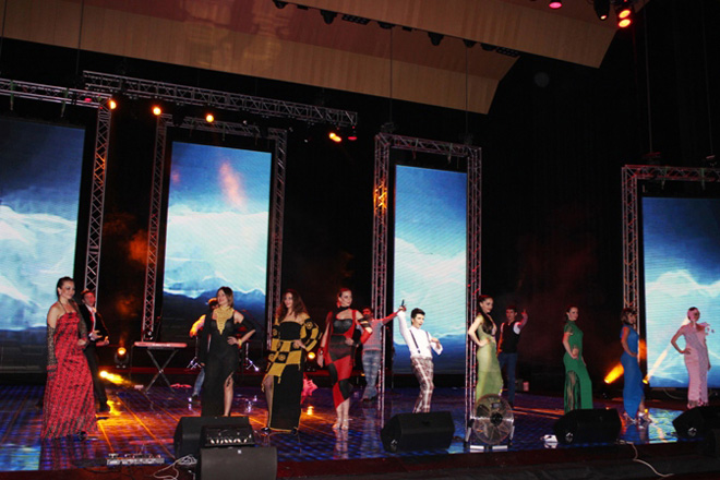 Коллекция вязанных платьев ручной работы Гюльнары Халиловой "Волшебные петли" на сцене "Univision" (ФОТО)