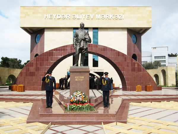 В Азербайджане почтили память Национального героя Альберта Агарунова (ФОТО)