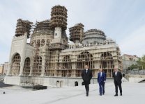 İlham Əliyev Bakıda tikilən yeni məscid kompleksində aparılan inşaat işlərinin gedişi ilə tanış olub (FOTO)