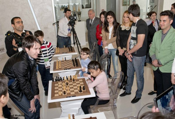 Участники "Shamkir Chess 2014" провели сеанс одновременной игры с детьми (ФОТО)