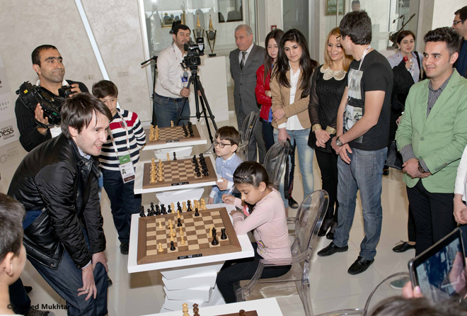 Участники "Shamkir Chess 2014" провели сеанс одновременной игры с детьми (ФОТО)