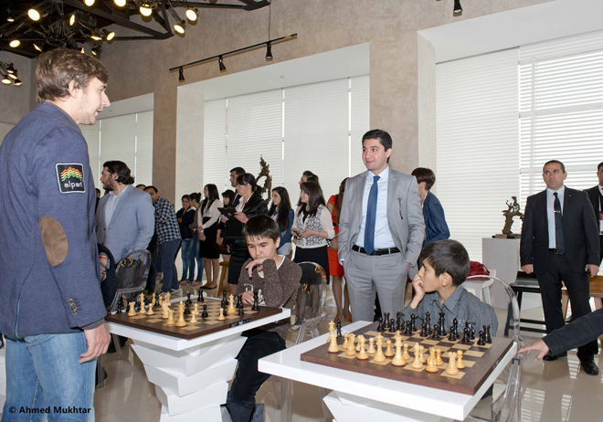 Участники "Shamkir Chess 2014" провели сеанс одновременной игры с детьми (ФОТО)