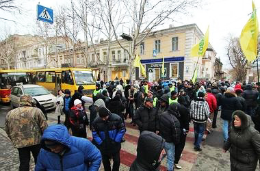 В центре Одессы начались столкновения между сторонниками и противниками власти в Киеве