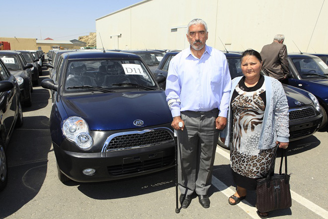 В Азербайджане за последний месяц более 670 инвалидов получили автомобили (ФОТО)