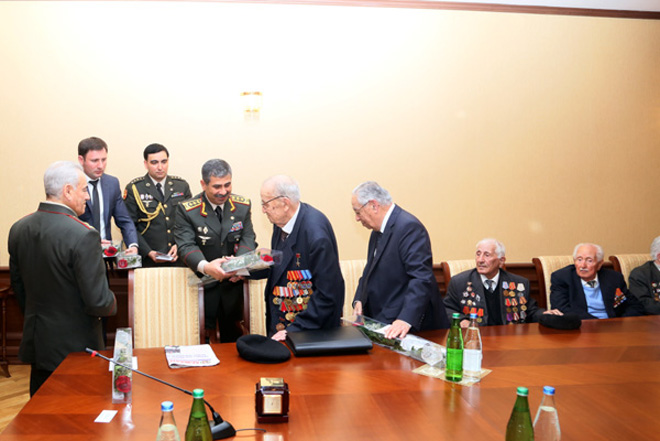 Министр обороны Азербайджана встретился с группой участников ВОВ (ФОТО)