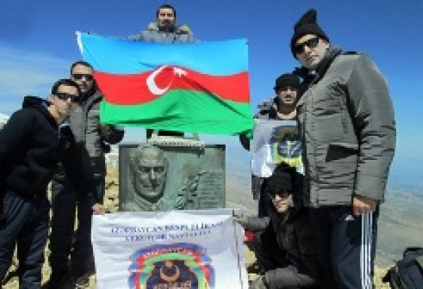 Президент ФСОА и сотрудники министерства по налогам Азербайджана совершили восхождение на пик имени Гейдара Алиева