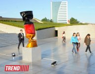 Лейла Алиева и Арзу Алиева приняли участие в церемонии открытия выставки известного французского скульптора в Центре Гейдара Алиева (ФОТО)