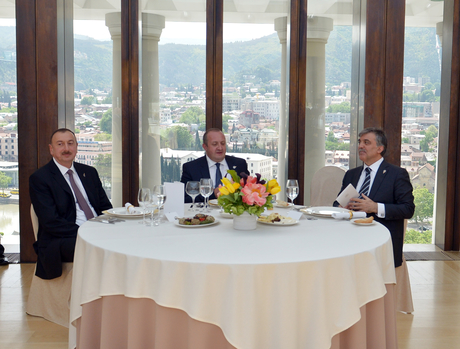 От имени Георгия Маргвелашвили в честь Президентов Азербайджана и Турции был дан официальный обед