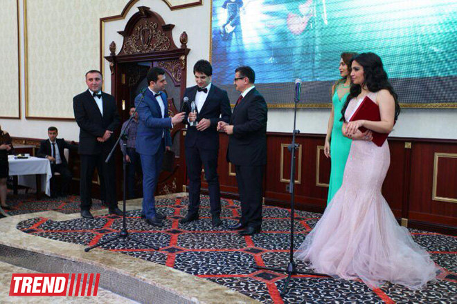 Торжественная церемония награждения премией "Zirvədəkilər" в Баку - звезды на красной дорожке (ФОТО)