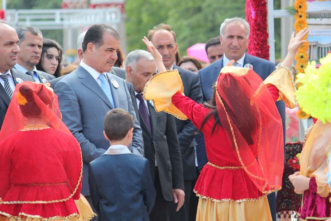 Gənсədə keçirilən Gül bayramı möhtəşəmliyi ilə ürəkləri fəth etdi (FOTO)