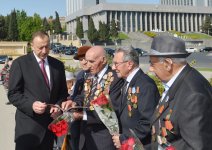 Azerbaijani president attends Victory Day ceremony in Baku (PHOTO)