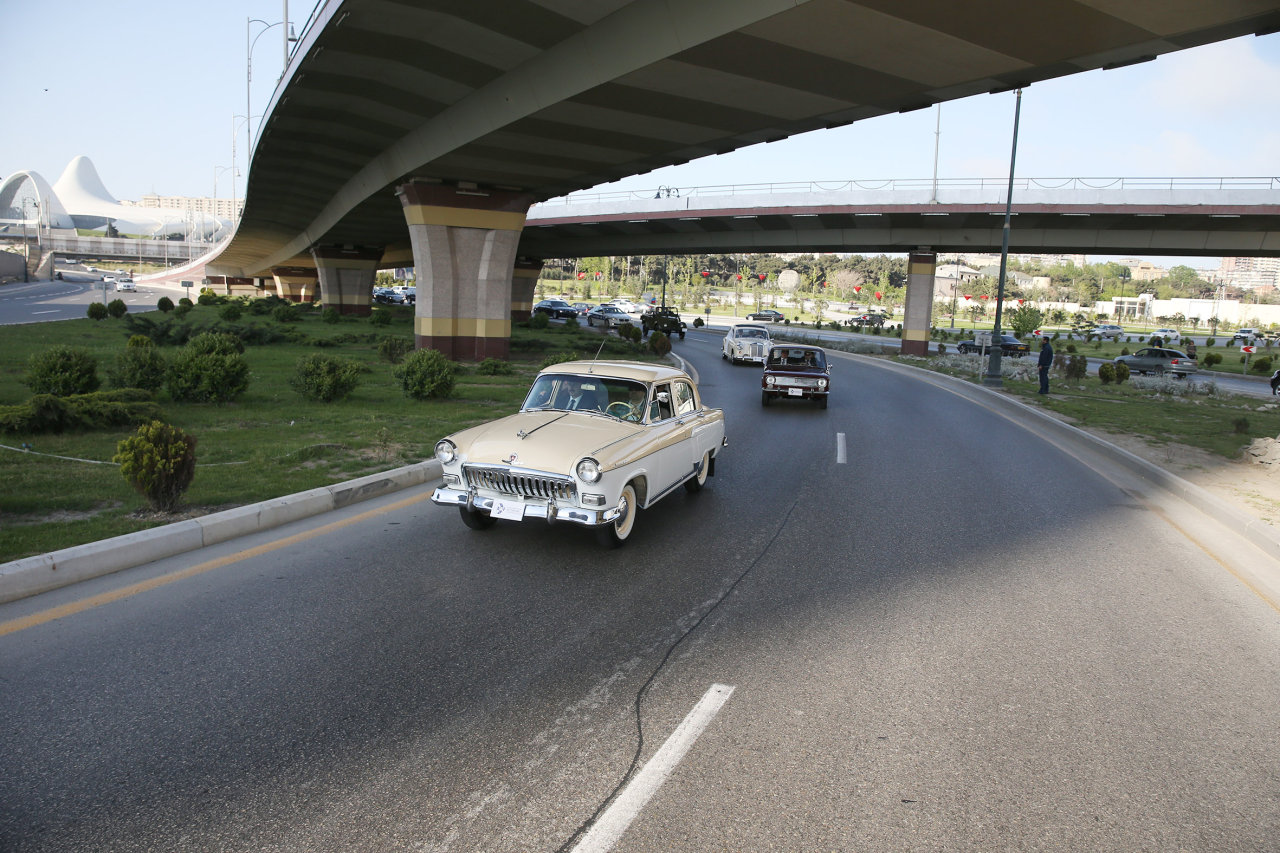 Vintage cars rally in Baku commemorates national leader Heydar Aliyev’s 91st anniversary