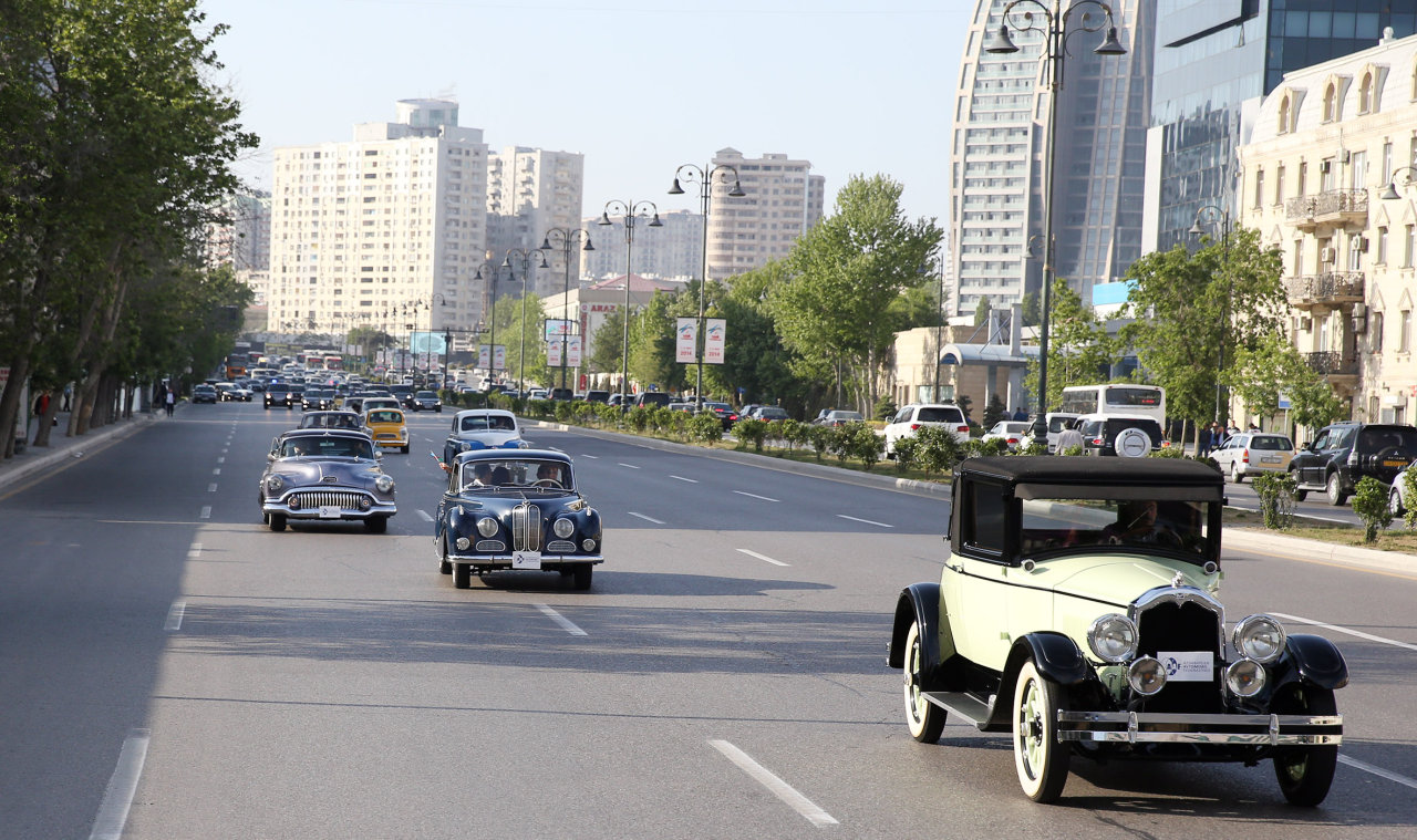 В Баку состоялся пробег классических автомобилей, посвященный 91-й годовщине со дня рождения общенационального лидера Гейдара Алиева (ФОТО)