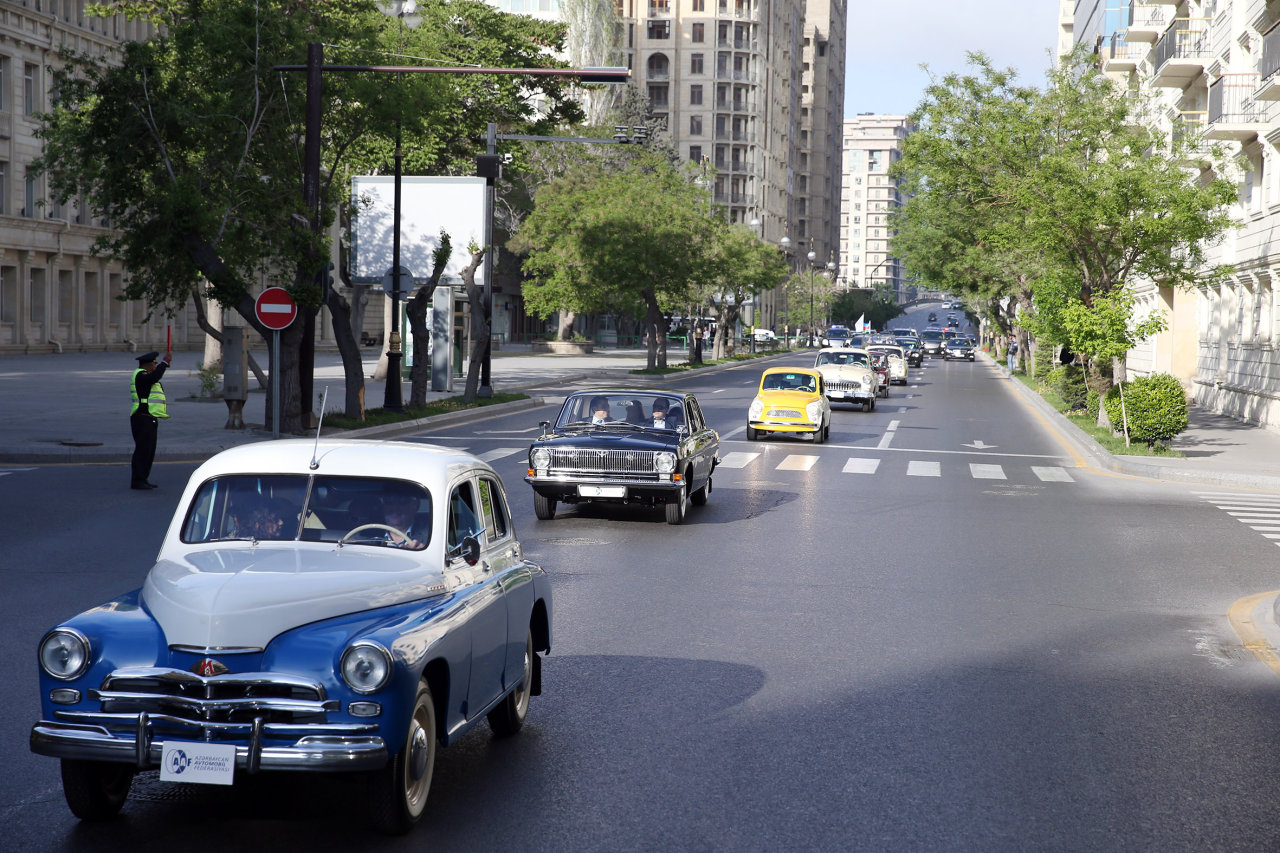 В Баку состоялся пробег классических автомобилей, посвященный 91-й годовщине со дня рождения общенационального лидера Гейдара Алиева (ФОТО)