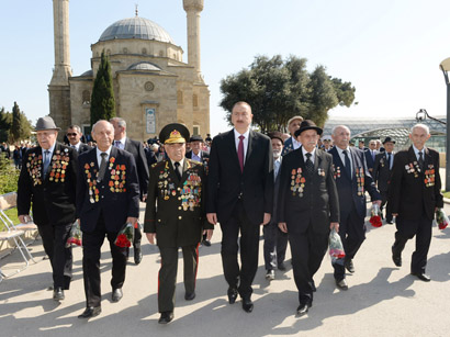 Президент Ильхам Алиев: В Азербайджане к ветеранам проявляются большое внимание и забота (версия 2) (ФОТО)