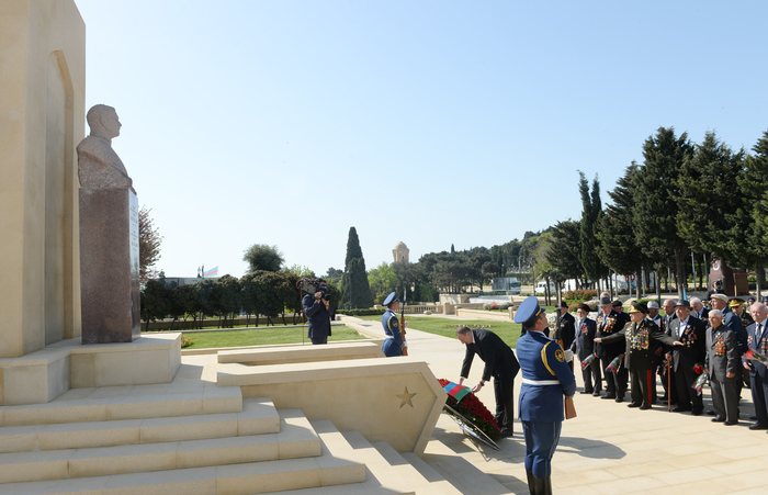 Azerbaijani president attends Victory Day ceremony in Baku (PHOTO)