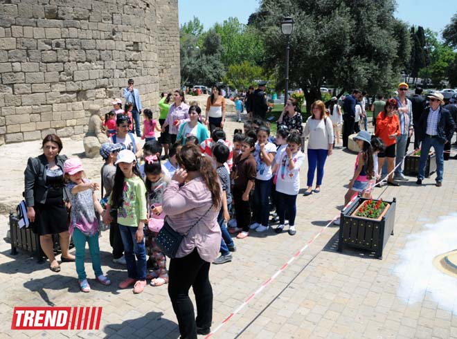 Девичья Башня и Джейраны в композициях зарубежных художников - Международный фестиваль “Qız Qalası” в Баку (ФОТО)