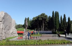 Azərbaycan Prezidenti İlham Əliyev və xanımı ümummilli lider Heydər Əliyevin məzarını ziyarət ediblər (FOTO)