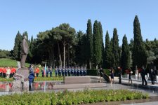 Azərbaycan Prezidenti İlham Əliyev və xanımı ümummilli lider Heydər Əliyevin məzarını ziyarət ediblər (FOTO)