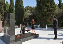 Ilham Aliyev, his spouse pay tribute to Azerbaijani national leader Heydar Aliyev (UPDATE)