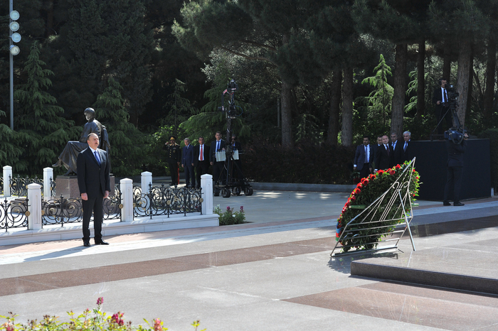 Ilham Aliyev, his spouse pay tribute to Azerbaijani national leader Heydar Aliyev (UPDATE)