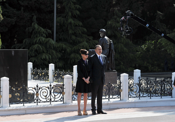 Президент Азербайджана и его супруга почтили память общенационального лидера Гейдара Алиева (версия 2) (ФОТО)