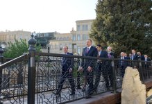 Президенты Азербайджана и Франции совершили прогулку по Государственному историко-архитектурному заповеднику «Ичеришехер» (ФОТО)