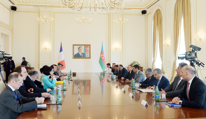 Состоялась встреча Президентов Азербайджана и Франции в расширенном составе