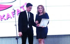 Ханенде Зарина Мамедова и продюсер Тарана Самедова награждены национальной премией "Друг молодежи" (ФОТО)