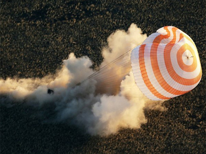 Спускаемая капсула "Союза" с экипажем МКС приземлилась в Казахстане