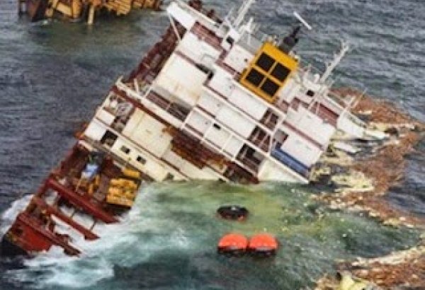 Паром врезался в волнорез в порту Макао, пострадали более 50 человек