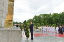 Президент Азербайджана посетил Мемориал павшим героям во Вьетнаме (ФОТО)