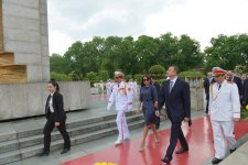Президент Азербайджана посетил Мемориал павшим героям во Вьетнаме (ФОТО)