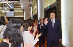 President Aliyev meets with Vietnamese students educated in Azerbaijan (PHOTO)