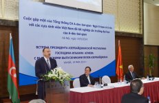 President Aliyev meets with Vietnamese students educated in Azerbaijan (PHOTO)