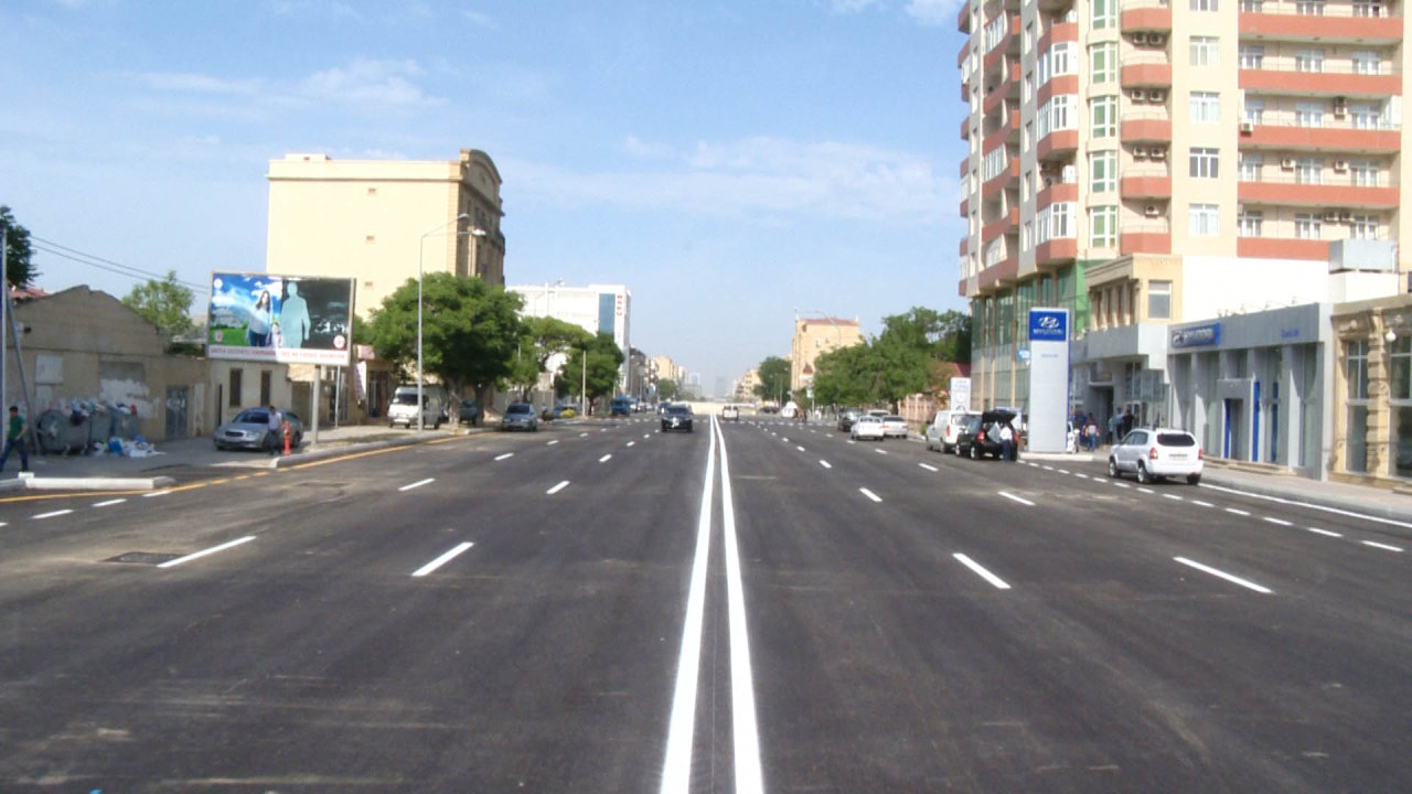 Ремонтные работы на одной из центральных дорог Баку приостановлены в связи с незаконной парковкой (ВИДЕО)