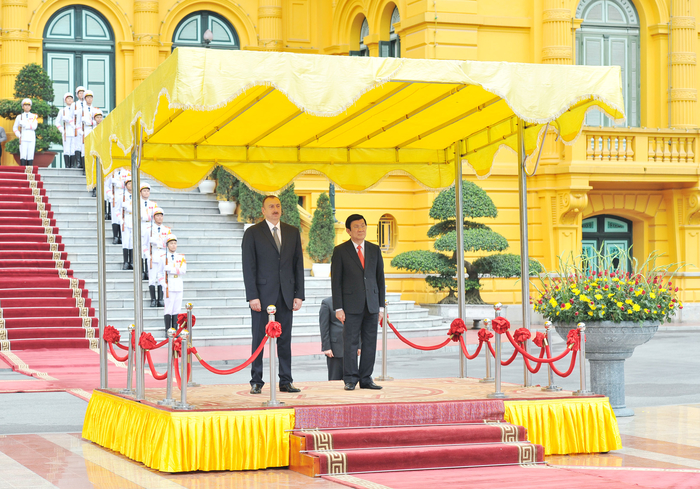 Во Вьетнаме состоялась церемония официальной встречи Президента Азербайджана (ФОТО)