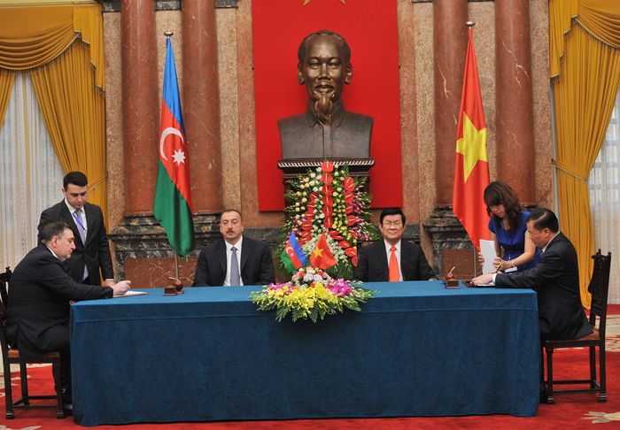 Azerbaijan, Vietnam sign documents (PHOTO)