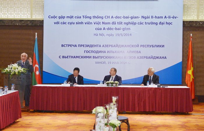 President Ilham Aliyev met in Hanoi with Vietnamese students educated in Azerbaijan
