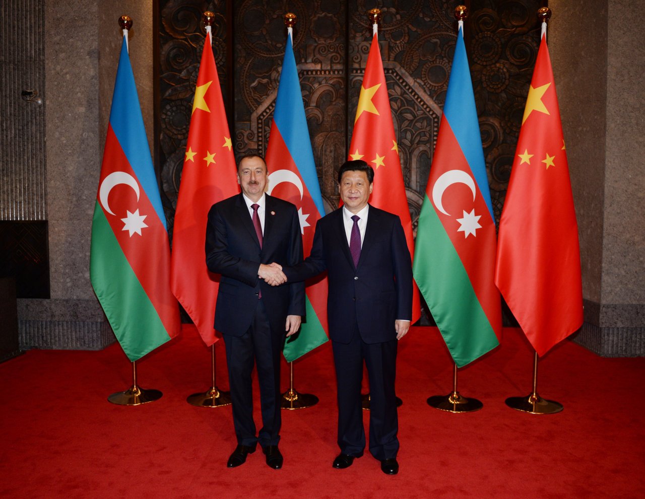 Президент Ильхам Алиев: Азербайджан привержен политике сотрудничества с Китаем по всем направлениям (версия 2) (ФОТО)