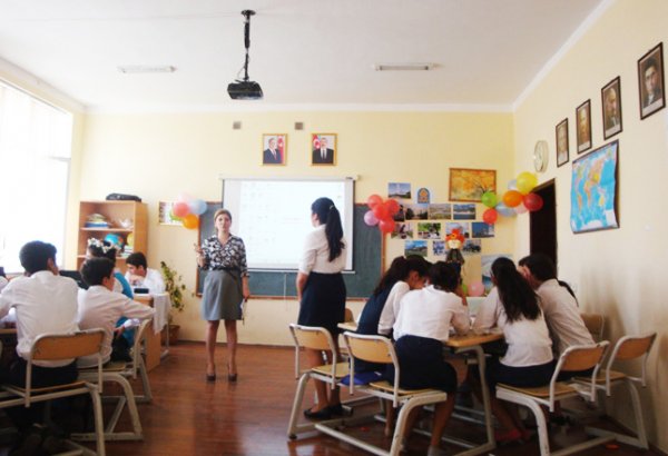 Треть школ в Азербайджане проводят обучение в две смены
