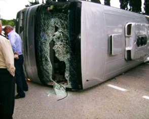 Şenlikten dönen minibüs şarampole yuvarlandı: 2 ölü, 16 yaralı