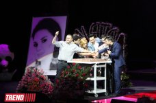 Первый соло-концерт Натаван Хабиби "Dinlə" - красочные видеоинсталяции, selfi, праздничный торт (ФОТО)