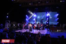 Первый соло-концерт Натаван Хабиби "Dinlə" - красочные видеоинсталяции, selfi, праздничный торт (ФОТО)