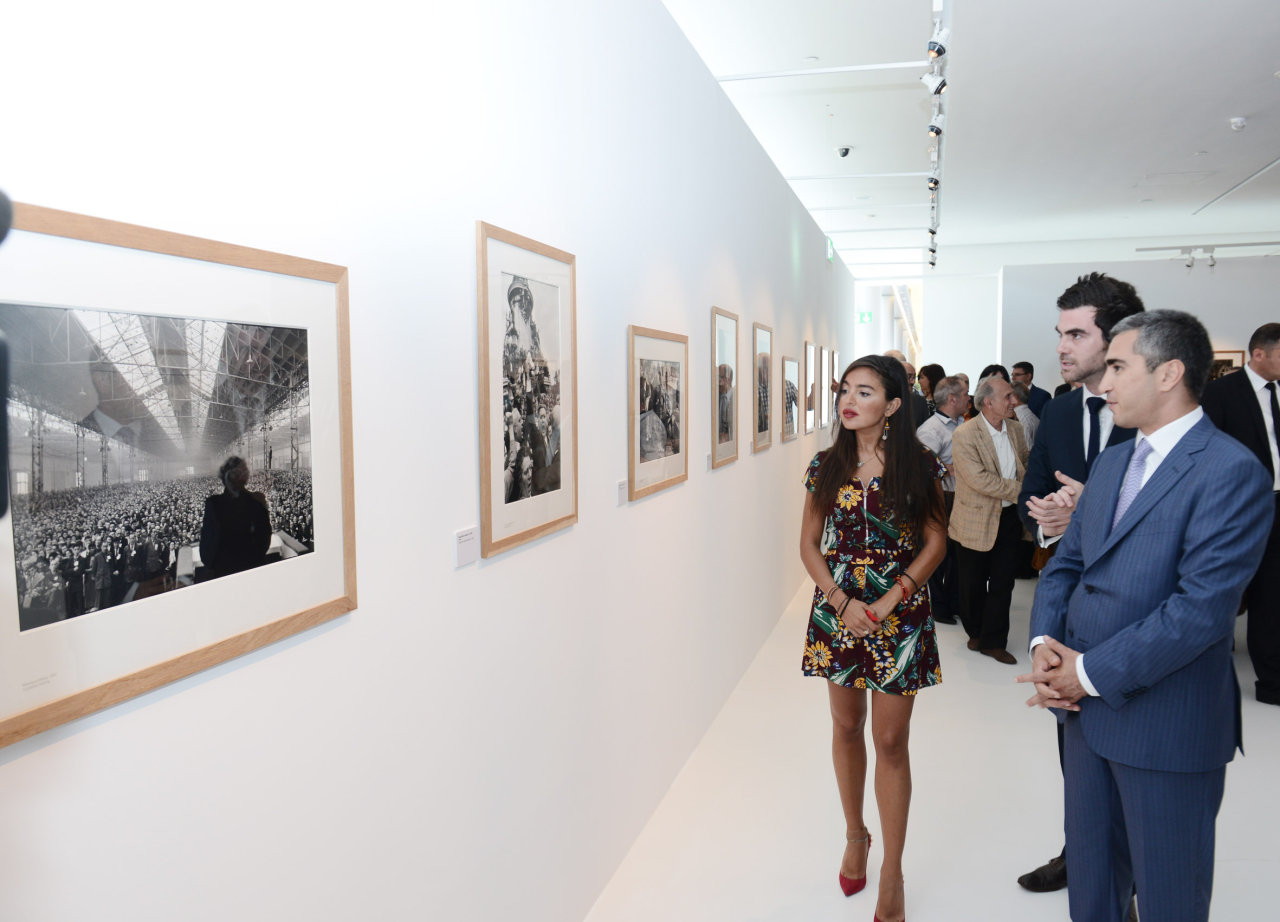Лейла Алиева ознакомилась с выставкой выдающегося фотографа XX века Анри Картье-Брессона  в Центре Гейдара Алиева (ФОТО)