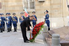Ilham Aliyev visits memorial in honor of Azerbaijan Democratic Republic (PHOTO)