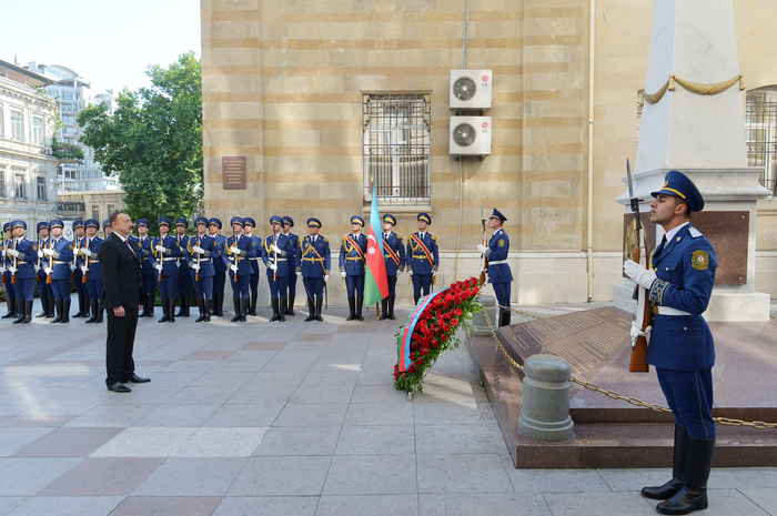 Prezident İlham Əliyev Bakıda Azərbaycan Xalq Cümhuriyyətinin şərəfinə ucaldılmış abidəni ziyarət edib (FOTO)