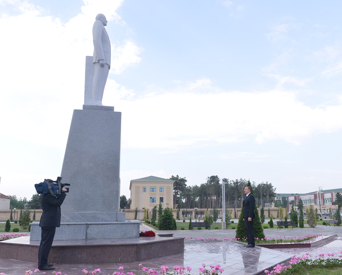 Prezident İlham Əliyev Neftçala rayonunda səfərdədir (FOTO)